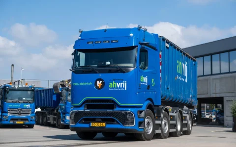 AH Vrij公司启用41.5吨电动eActros 600勾臂车：改装四轴、后桥转向、全天作业无需充电