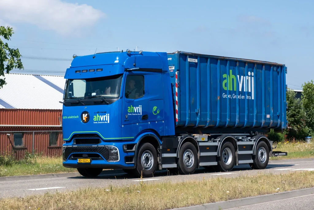 AH Vrij公司启用41.5吨电动eActros 600勾臂车:改装四轴、后桥转向、全天作业无需充电