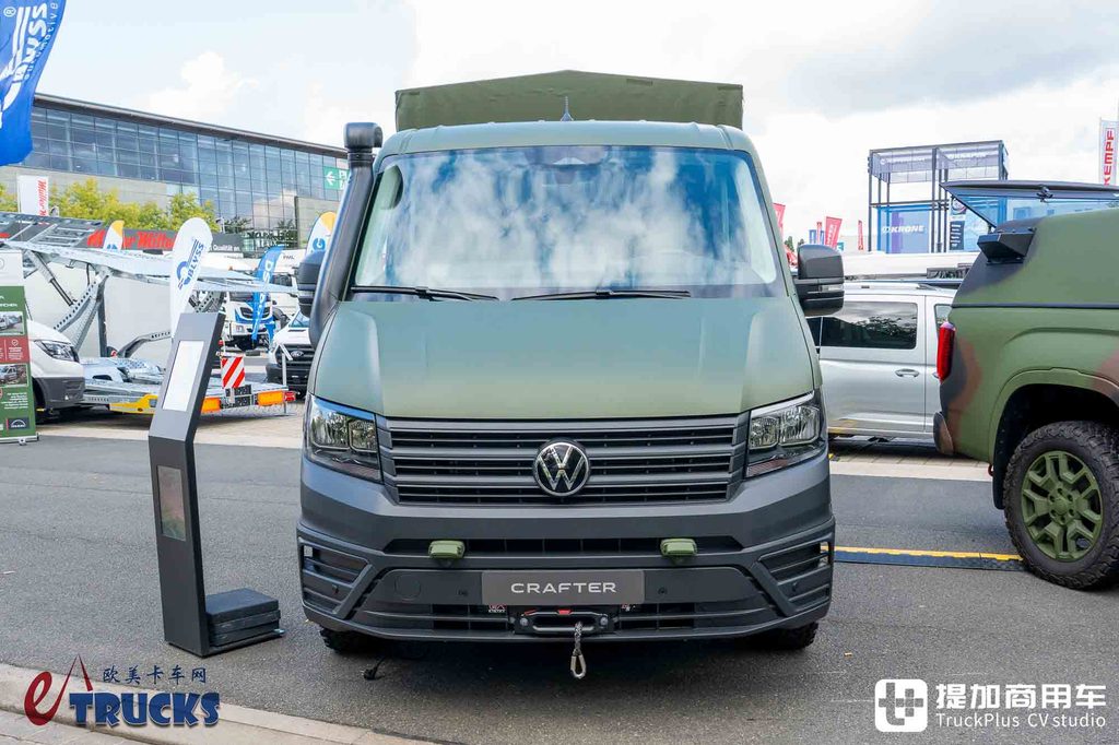 2026IAA:后排能放枪!绞盘、涉水喉全都有,军用版大众Crafter深度实拍解析