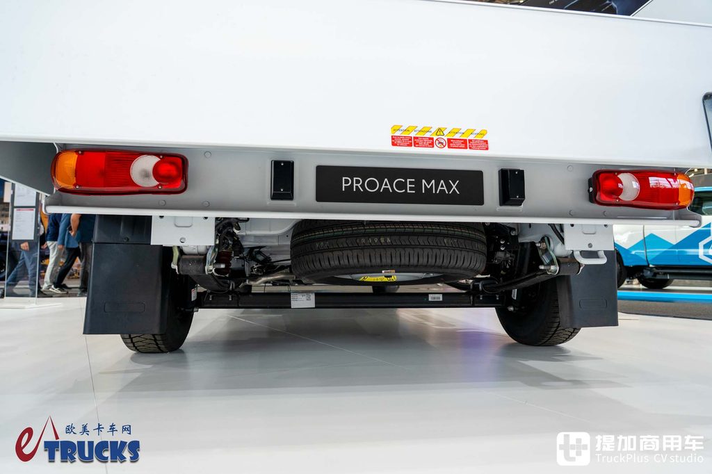 丰田还出小货车?驾驶室能坐7人,丰田Proace Max双排栏板货车实拍评测