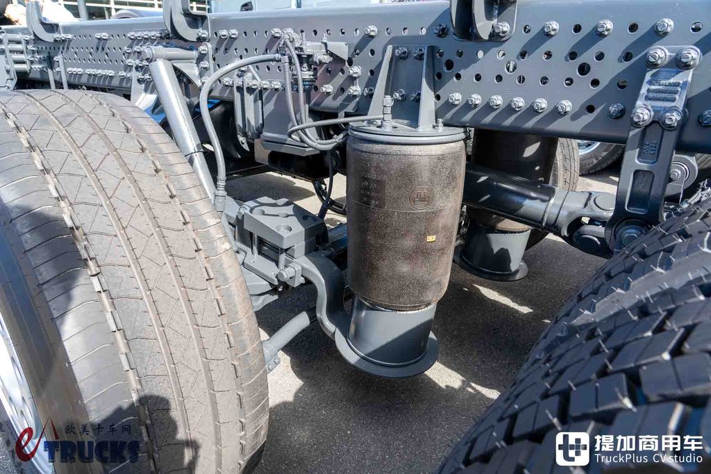 七轴14x6驱动!车长高达13.35米,奔驰Arocs特种底盘深度实拍解析