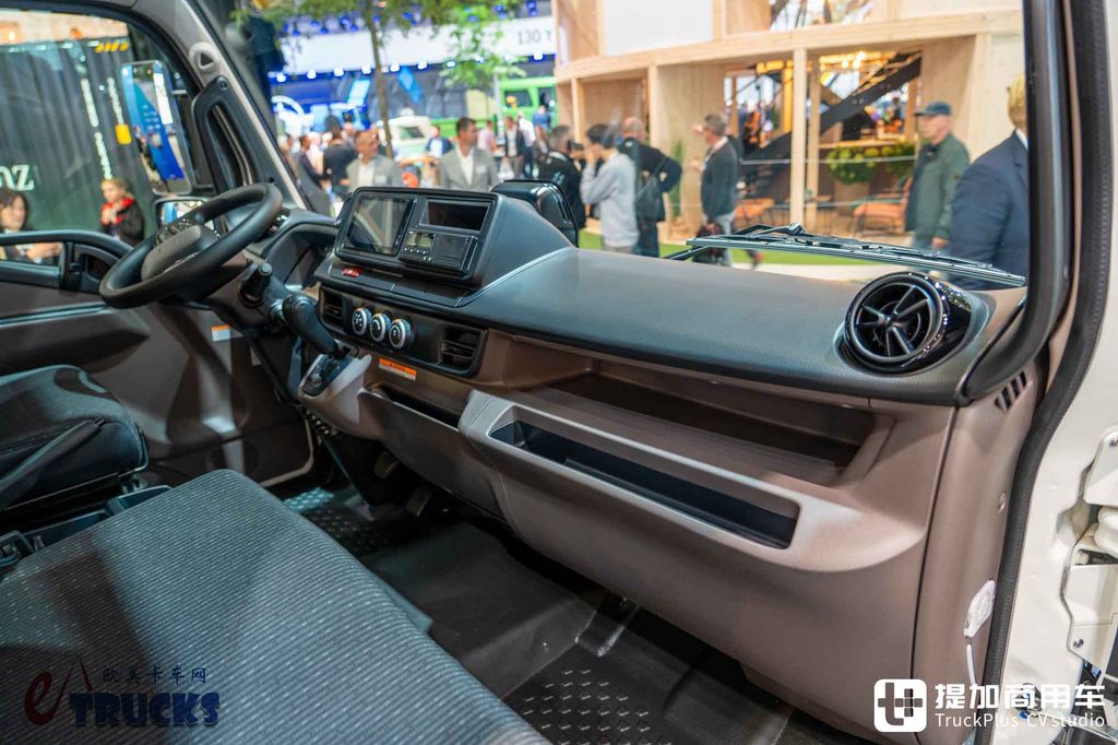 2026IAA:平头、全空气悬挂,这台日本轻卡在欧洲凭什么稀缺?三菱扶桑Canter深度实拍评测