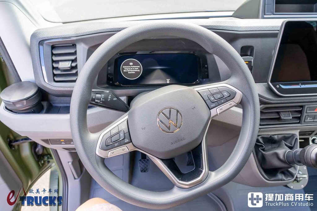 2026IAA:后排能放枪!绞盘、涉水喉全都有,军用版大众Crafter深度实拍解析