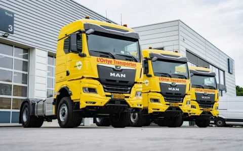 三辆曼恩TGX 4×2 Hydrodrive牵引车交付L‘Ortye