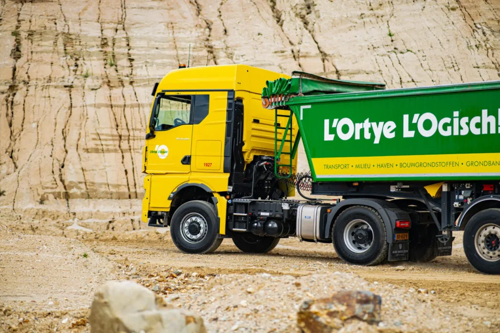 三辆曼恩TGX 4×2 Hydrodrive牵引车交付L‘Ortye
