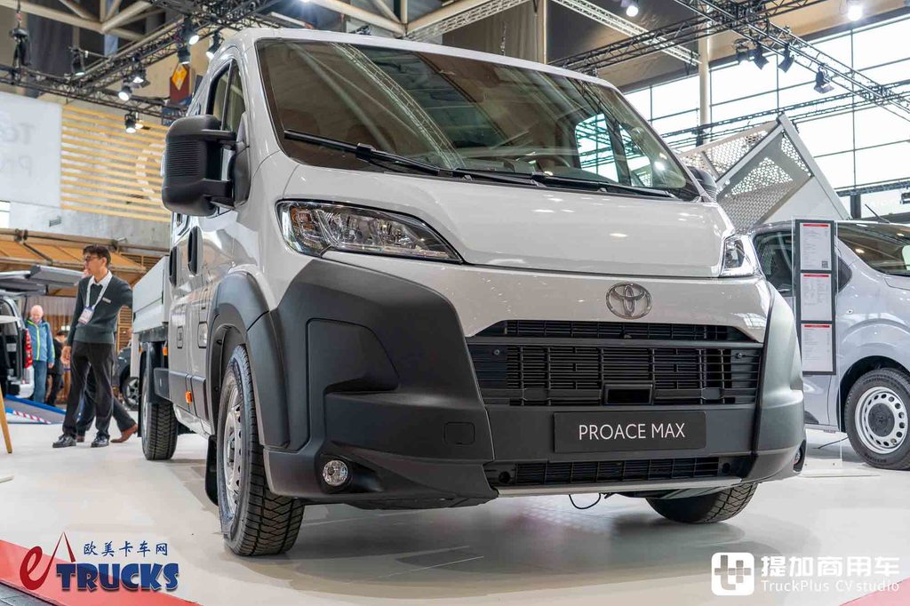 丰田还出小货车?驾驶室能坐7人,丰田Proace Max双排栏板货车实拍评测