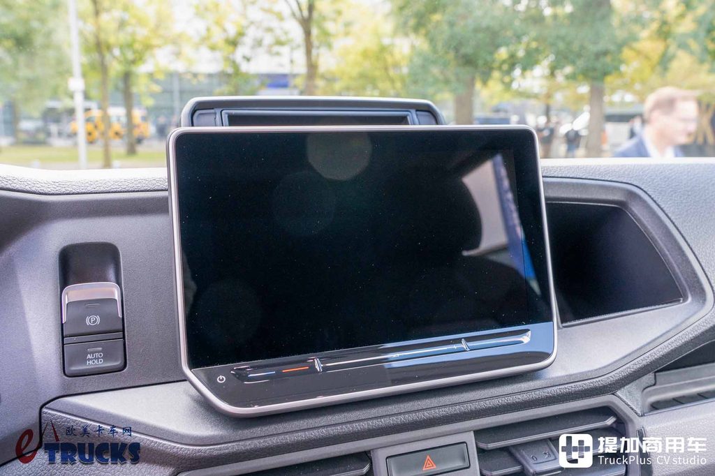2026IAA:后排能放枪!绞盘、涉水喉全都有,军用版大众Crafter深度实拍解析