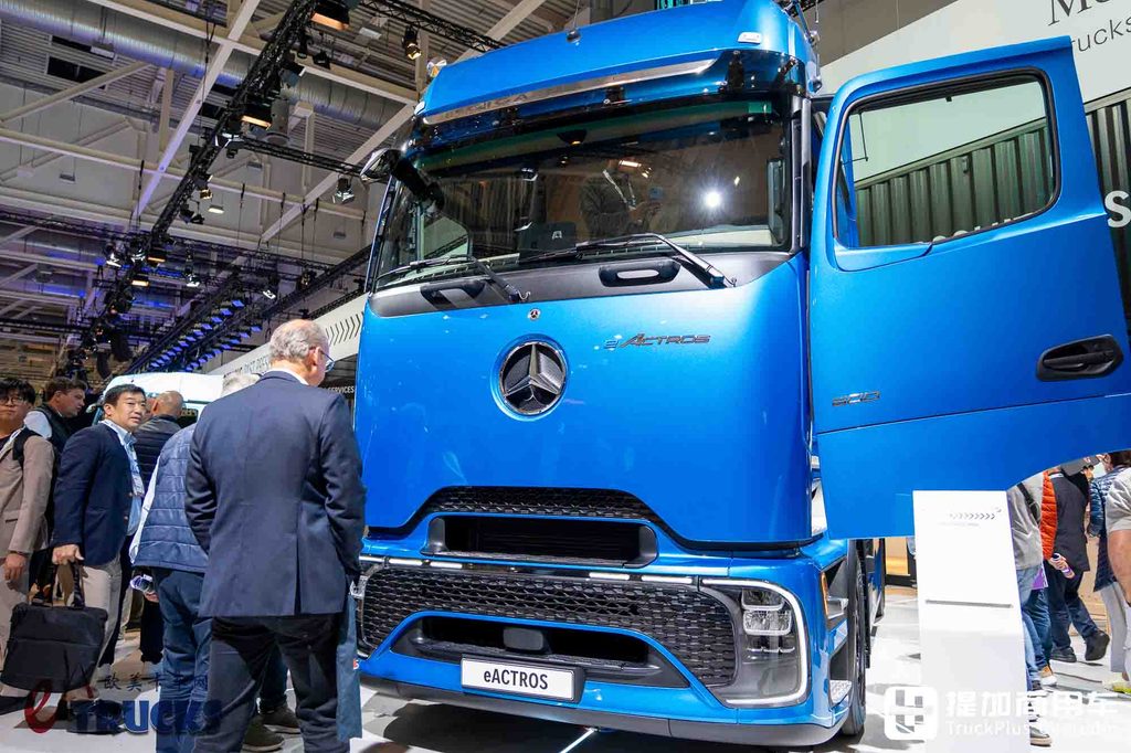 2026IAA：奔驰Actros六代同堂！三十年进化，它就是一部现代重卡技术演进史