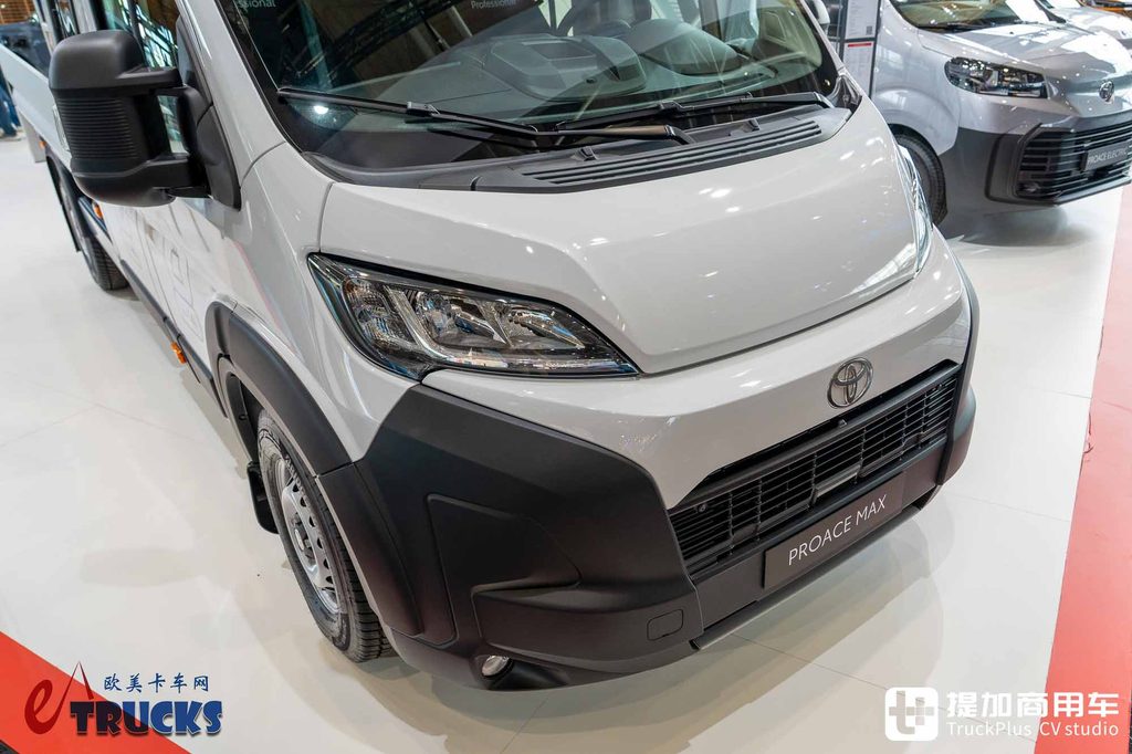 丰田还出小货车?驾驶室能坐7人,丰田Proace Max双排栏板货车实拍评测
