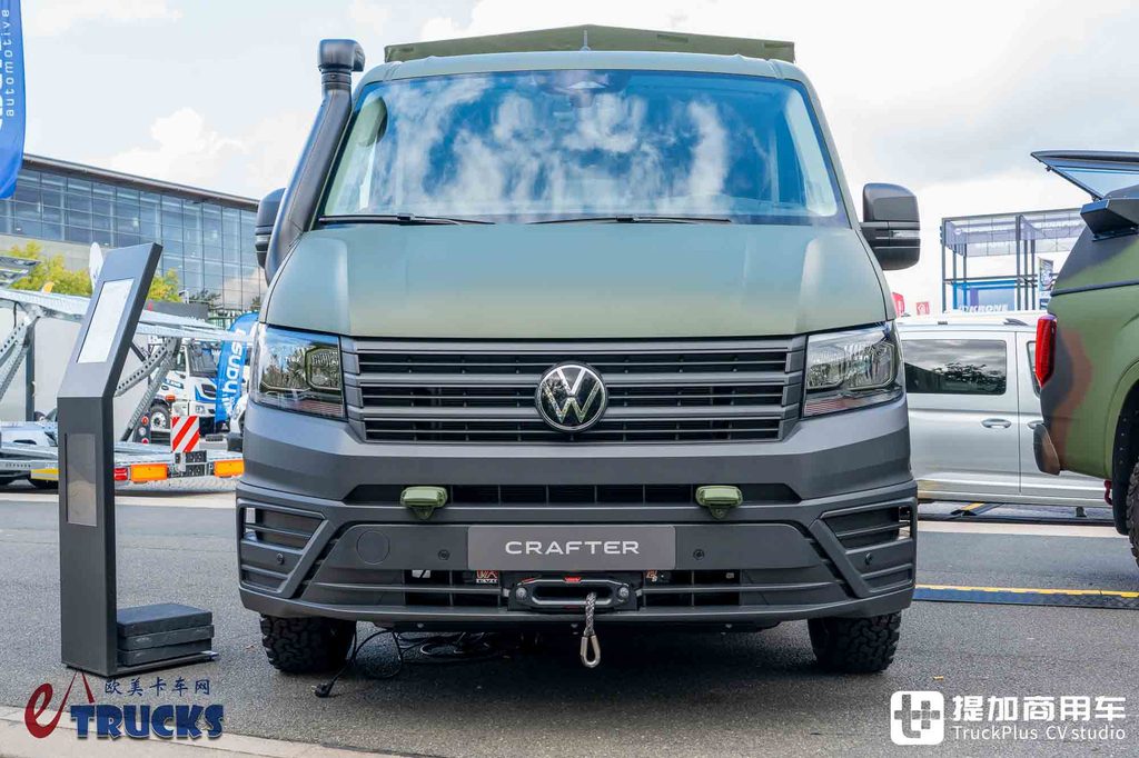 2026IAA:后排能放枪!绞盘、涉水喉全都有,军用版大众Crafter深度实拍解析
