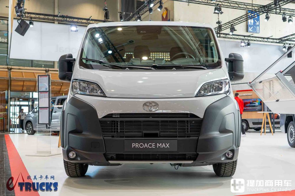 丰田还出小货车?驾驶室能坐7人,丰田Proace Max双排栏板货车实拍评测