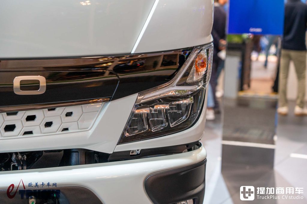 2026IAA:平头、全空气悬挂,这台日本轻卡在欧洲凭什么稀缺?三菱扶桑Canter深度实拍评测