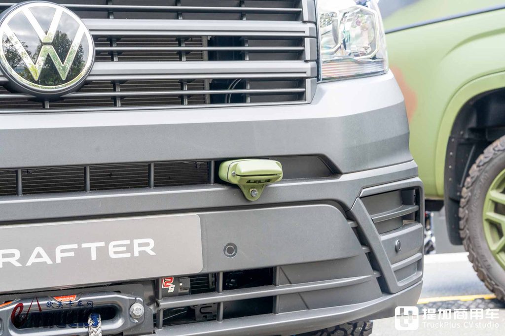 2026IAA:后排能放枪!绞盘、涉水喉全都有,军用版大众Crafter深度实拍解析
