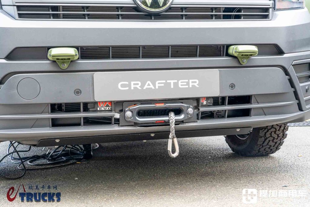 2026IAA:后排能放枪!绞盘、涉水喉全都有,军用版大众Crafter深度实拍解析