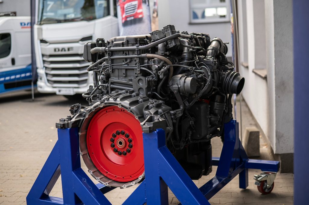 波兰学校获达夫捐赠的完整Paccar MX-13发动机,为未来机械师提供教学材料