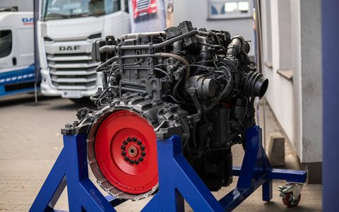波兰学校获达夫捐赠的完整Paccar MX-13发动机，为未来机械师提供教学材料