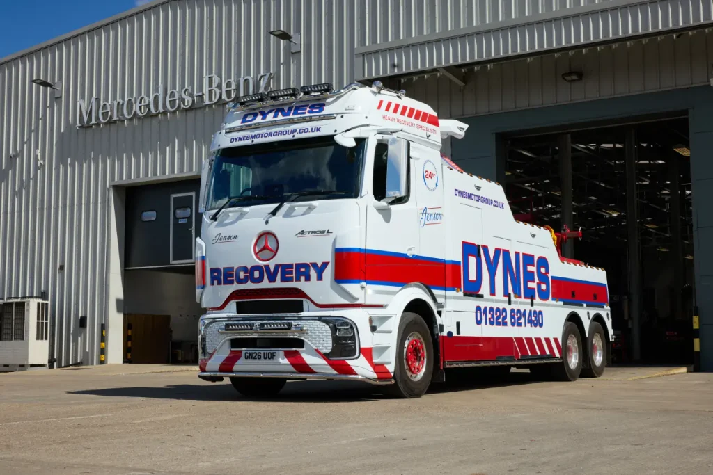 梅赛德斯-奔驰Actros L ProCabin化身重型公交救援拖车