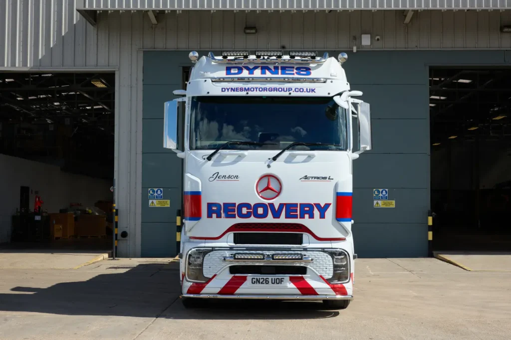 梅赛德斯-奔驰Actros L ProCabin化身重型公交救援拖车