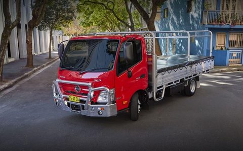 日野300系列在澳强化牵引与承载能力，最高总组合质量升至11.5吨